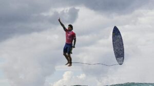 Gabriel Medina 'voou' para comemorar a classificação para as quartas de final dos Jogos de Paris - Crédito: 