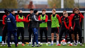 Domenico Tedesco (centro) comanda treino da Bélgica - Crédito: 