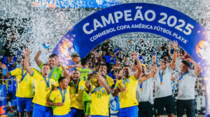 Seleção Brasileira ergue o troféu da Copa América de futebol de areia pela quarta vez - Crédito: 