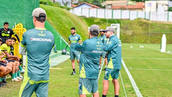 Jogadores do América em treino no CT Lanna Drumond (foto: Mourão Panda/América)