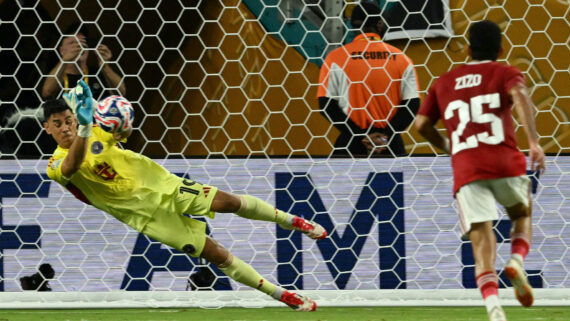 Oscar Ustari, do Inter Miami, defende pênalti em jogo contra o Al Ahly no Mundial de Clubes (foto: CHANDAN KHANNA/AFP)