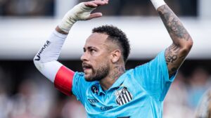 Neymar fez diversas reclamações com o árbitro da partida - Crédito: 