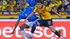 Alexsandro em dividida com Alan Franco, do Atlético, em Brasil x Equador - Crédito: 